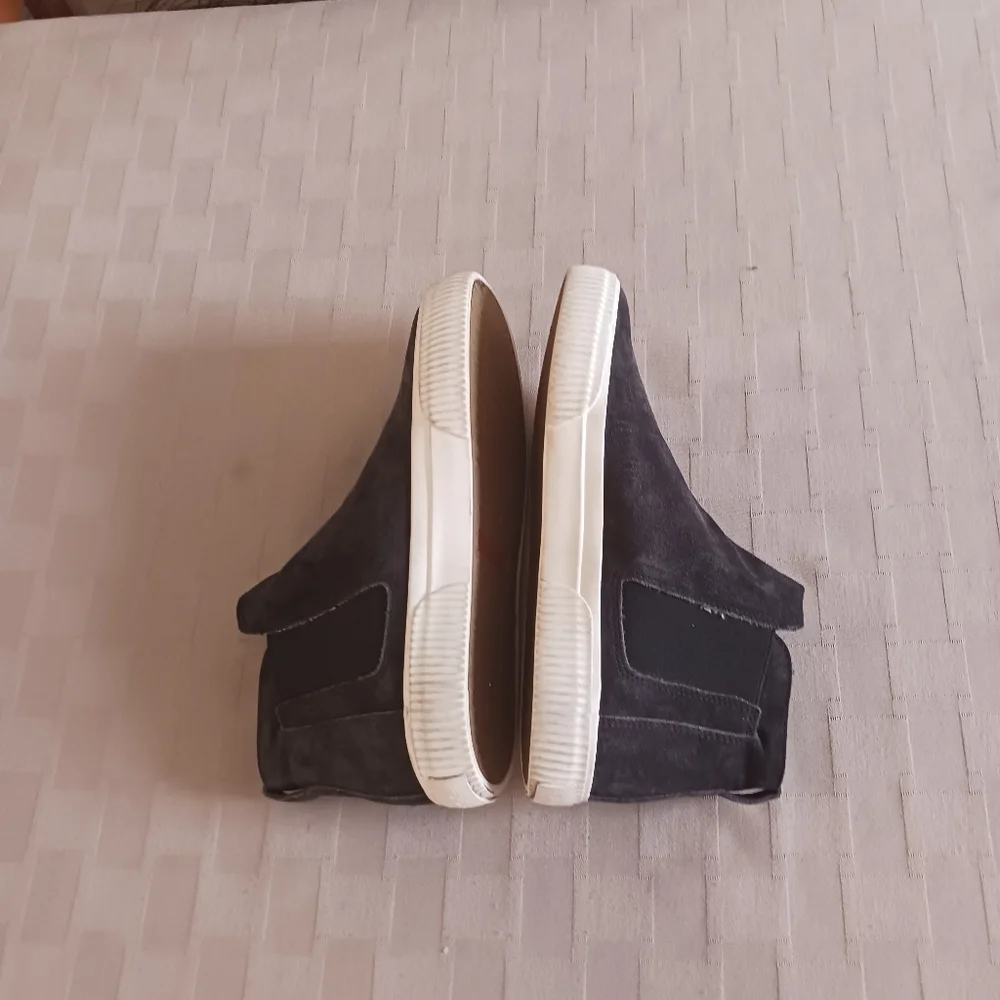 Vince suede upper
